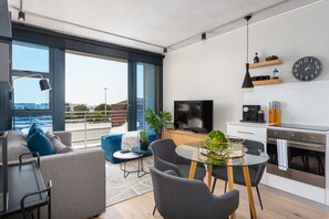 Appartamento Comfort | Area soggiorno | TV a schermo piatto 50 pollici con canali satellitari, TV, Netflix