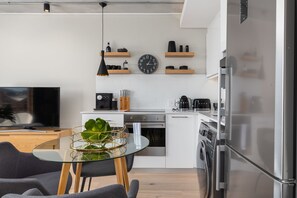 Appartement Confort | Coin cuisine privé | Grand réfrigérateur, micro-ondes, four, plaque de cuisson