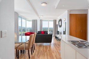 Classic-Apartment | Wohnzimmer | 43-Zoll-Flachbildfernseher mit Satellitenempfang, Fernseher