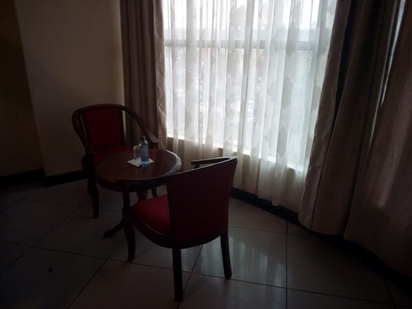 Escritorio, cortinas blackout y tabla de planchar con plancha 