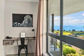 3 多间卧室、高档床上用品、办公桌、笔记本电脑工作区