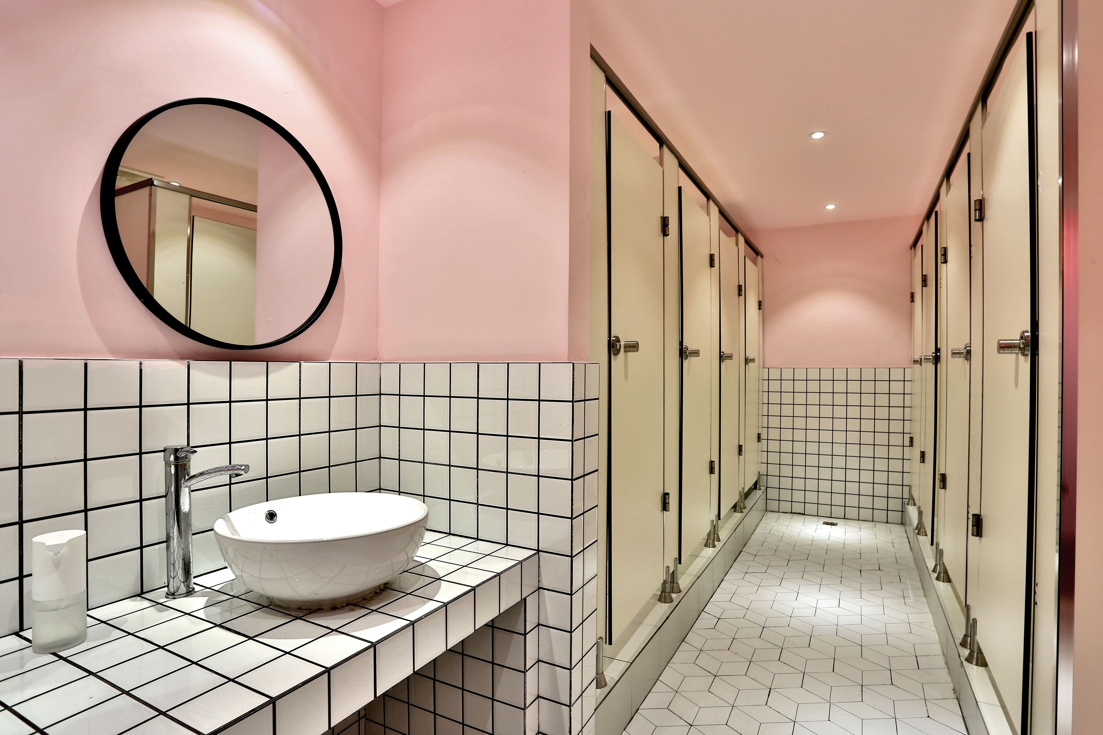 Dormitorio compartido, solo para mujeres, baño compartido | Baño | Regadera, secadora de cabello, pantuflas, toallas 
