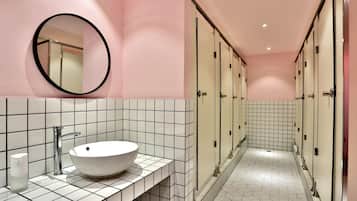 Dormitorio compartido, solo para mujeres, baño compartido | Baño | Regadera, secadora de cabello, pantuflas, toallas