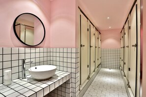 Slaapzaal, alleen voor vrouwen, gedeelde badkamer | Badkamer | Een douche, een haardroger, pantoffels, handdoeken