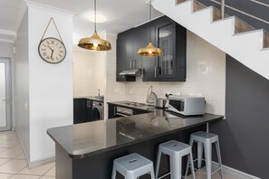 Appartement Classique | Cuisine privée | Grand réfrigérateur, micro-ondes, four, plaque de cuisson