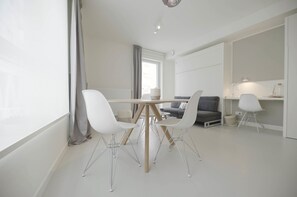 Deluxe Studio Suite | Living area | 100-cm Smart TV with cable channels, TV - Florence en Ville (Brussels)
