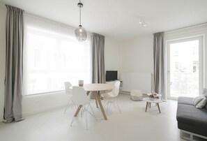 豪華開 放式套房 | 起居區 | 100-公分智慧型電視、有線頻道、電視