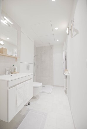 Deluxe Studio Suite | Bathroom | Shower, free toiletries, hair dryer, soap - Florence en Ville (Brussels)