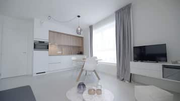 Suíte estúdio luxo | Área de estar | Smart TV 100 cm com canais a cabo, TV