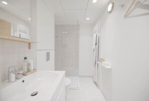 Deluxe studio suite | Badkamer | Een douche, gratis toiletartikelen, een haardroger, zeep