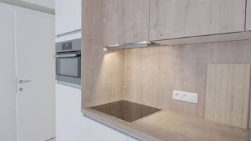 Suíte estúdio luxo | Cozinha privada | Fogão, cooktop, lava-louças, máquina de café expresso