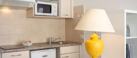 Fridge, microwave, stovetop, coffee/tea maker