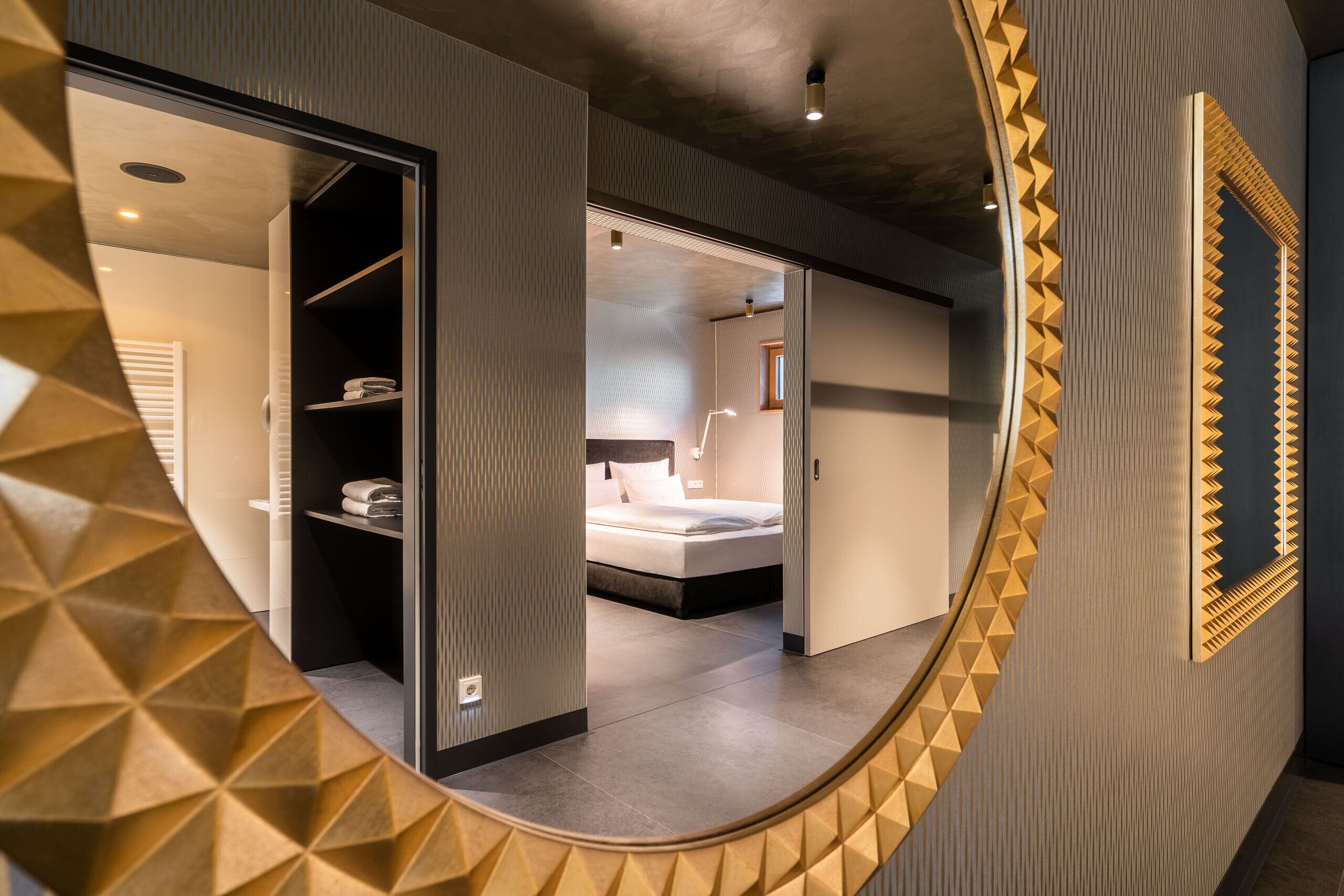 Suite Goldrausch | In-room safe, individually decorated, individually furnished, desk