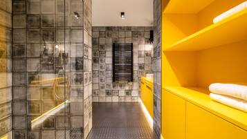 Suite My Way | Banheiro | Chuveiro, chuveiro com efeito de chuva, produtos de toalete grátis