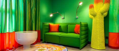 Suite Evergrins | Living area | 49-inch flat-screen TV with satellite channels, TV