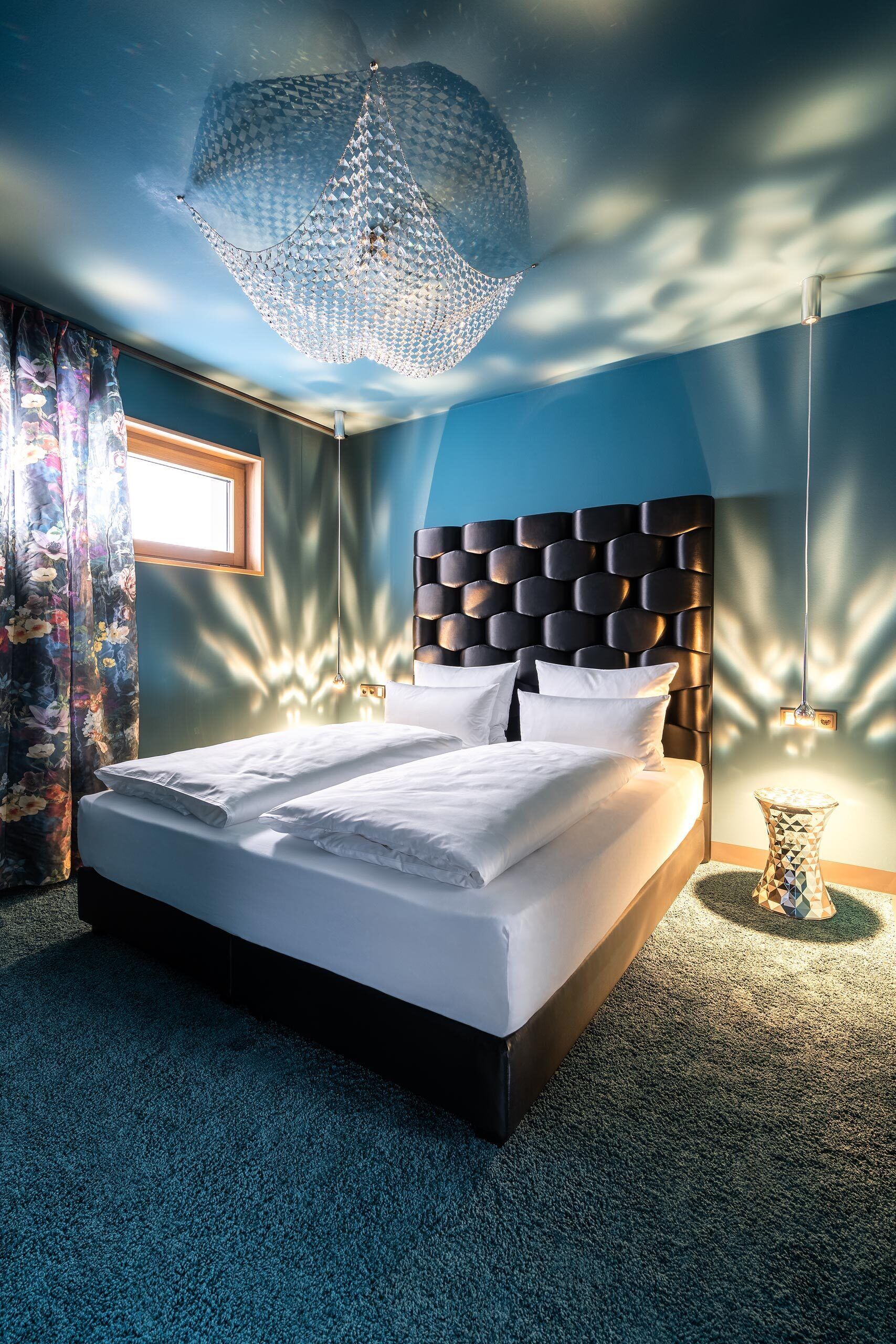 Suite Unter dem Meer | In-room safe, individually decorated, individually furnished, desk