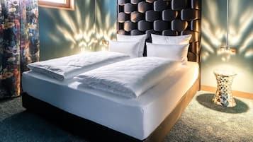 Suite Unter dem Meer | In-room safe, individually decorated, individually furnished, desk