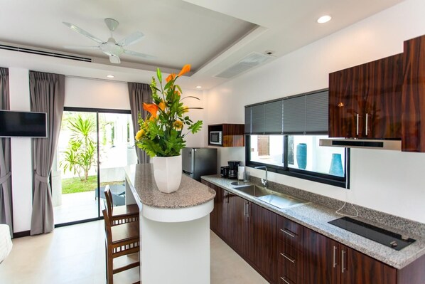 Réfrigérateur, micro-ondes, four, plaque de cuisson