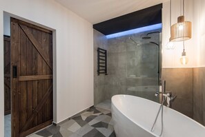 Appartement majestueux | Salle de bain | Baignoire et douche séparées, baignoire profonde, serviettes fournies