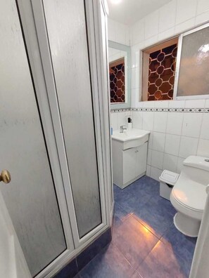 Regadera, secadora de cabello, toallas, jabón 