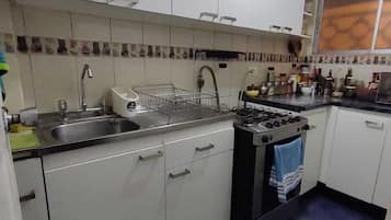 Réfrigérateur, micro-ondes, four, cafetiÚre/bouilloire