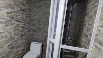 Douche, sĂšche-cheveux, serviettes fournies, savon