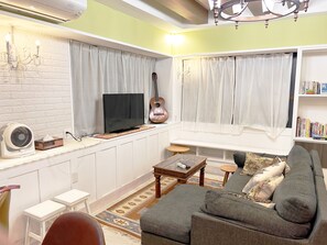 TV, books - ◎House of Wakasa Okinawa◎16 Ppl | Naha | Free Parking | WiFi | New | 4BR (那覇市)