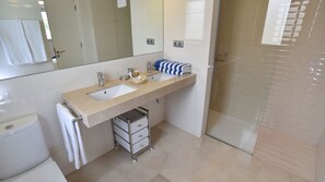 Sèche-cheveux, serviettes fournies