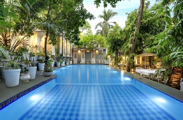 Una piscina al aire libre