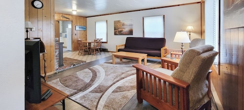 Coffee Klatch Cottage - Yellow