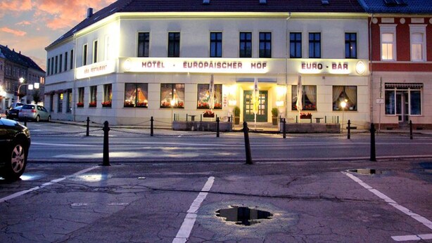 A hotel with a bar, featuring a row of windows and a central entrance. - Hotel Europäischer Hof (Elsterwerda)