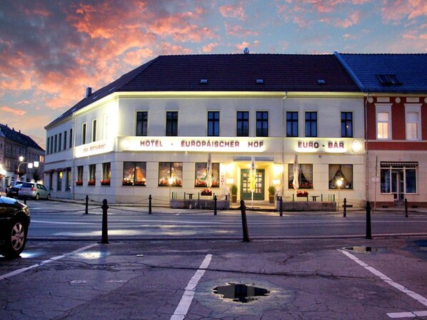 Front of property – evening/night - Hotel Europäischer Hof (Elsterwerda)