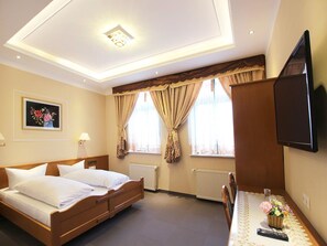 Desk, free WiFi, bed sheets - Hotel Europäischer Hof (Elsterwerda)