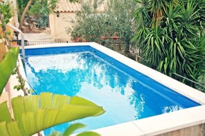Una piscina al aire libre de temporada