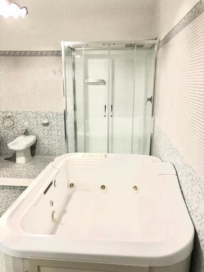 Deluxe Double or Twin Room, Sea View | Jetted tub - Villa Nunzia (Ercolano)