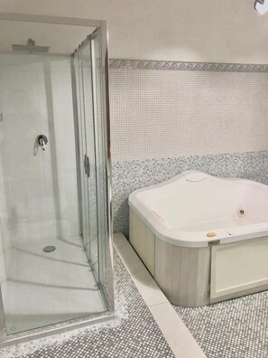 Chambre Deluxe Double ou avec lits jumeaux, vue mer | Salle de bain
