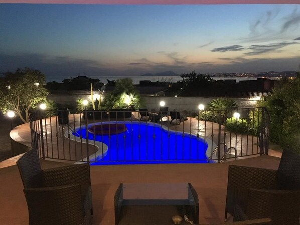 Piscine extérieure (ouverte en saison)