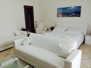 Minibar, individually decorated, individually furnished, desk - Villa Nunzia (Ercolano)