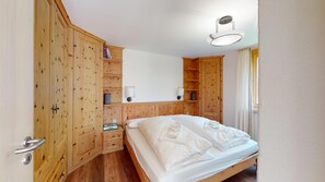 2 bedrooms, desk, iron/ironing board, WiFi