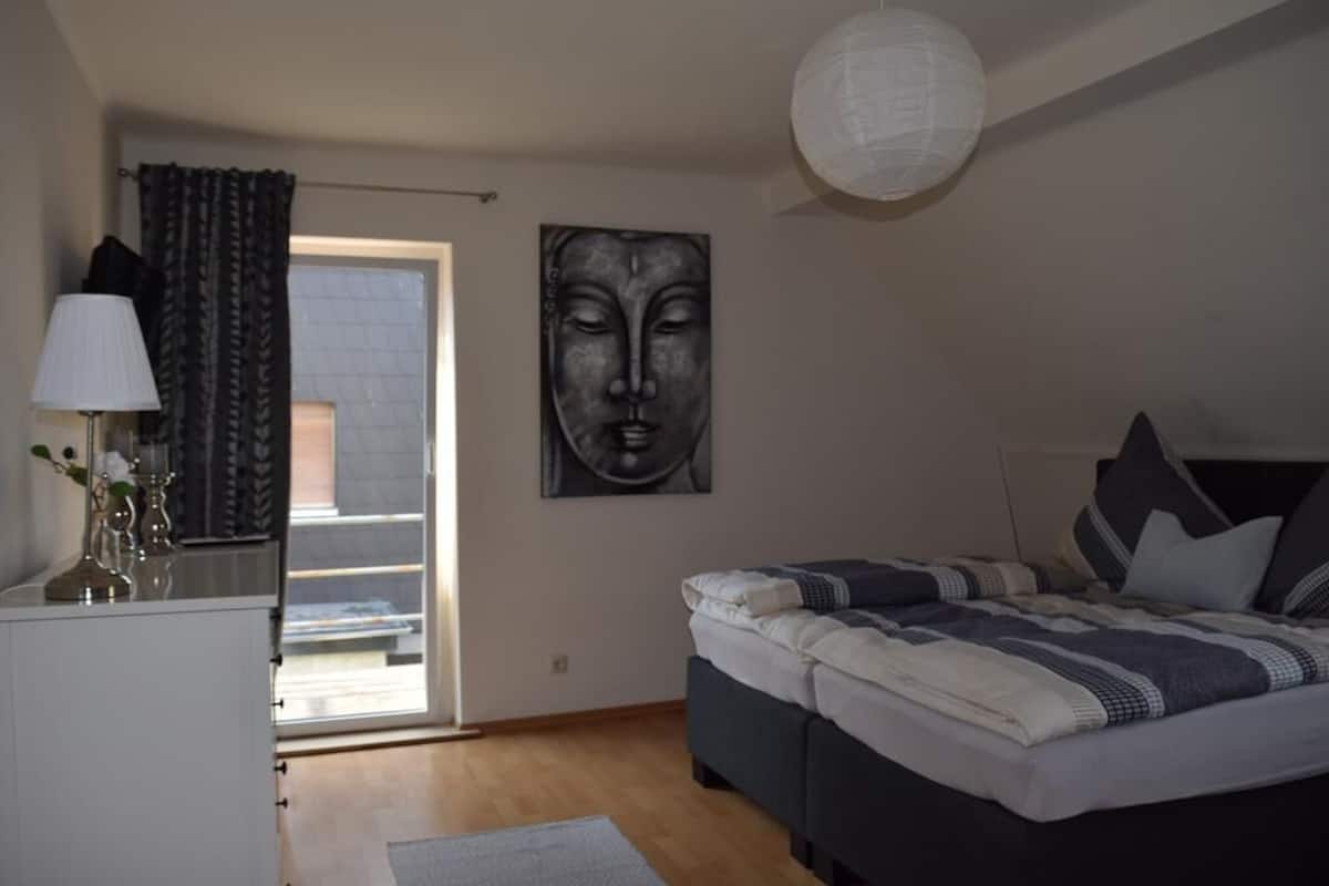 Tweepersoonskamer, gemeenschappelijke badkamer (Balcony) | Een bureau
