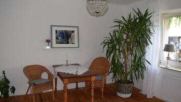 Doppelzimmer, Gemeinschaftsbad (Balcony) | Wohnbereich | LED-Fernseher