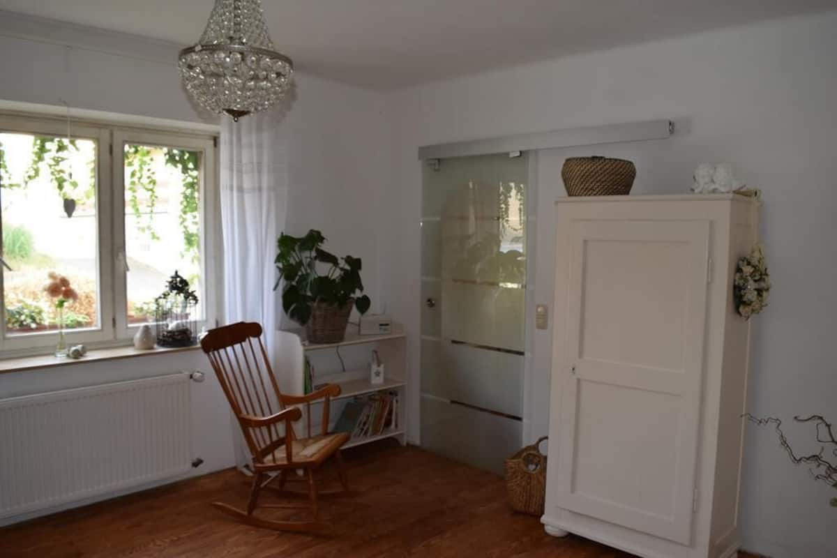 Tweepersoonskamer, gemeenschappelijke badkamer | Woonruimte | Ledtelevisie