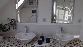 Dusche, Handtücher, Seife, Toilettenpapier