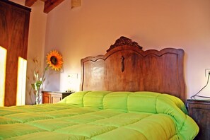 2 makuuhuonetta, työpöytä, silitysrauta/-lauta, ilmaiset vauvansängyt