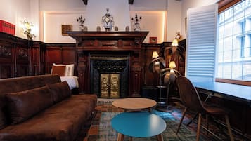 Superior tweepersoonskamer | Woonruimte | Flatscreentelevisie