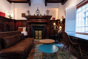 Superior Burgundian Suite with Terrace | Living area | Flat-screen TV - Charming Suites Jan Zonder Vrees (Antwerp)