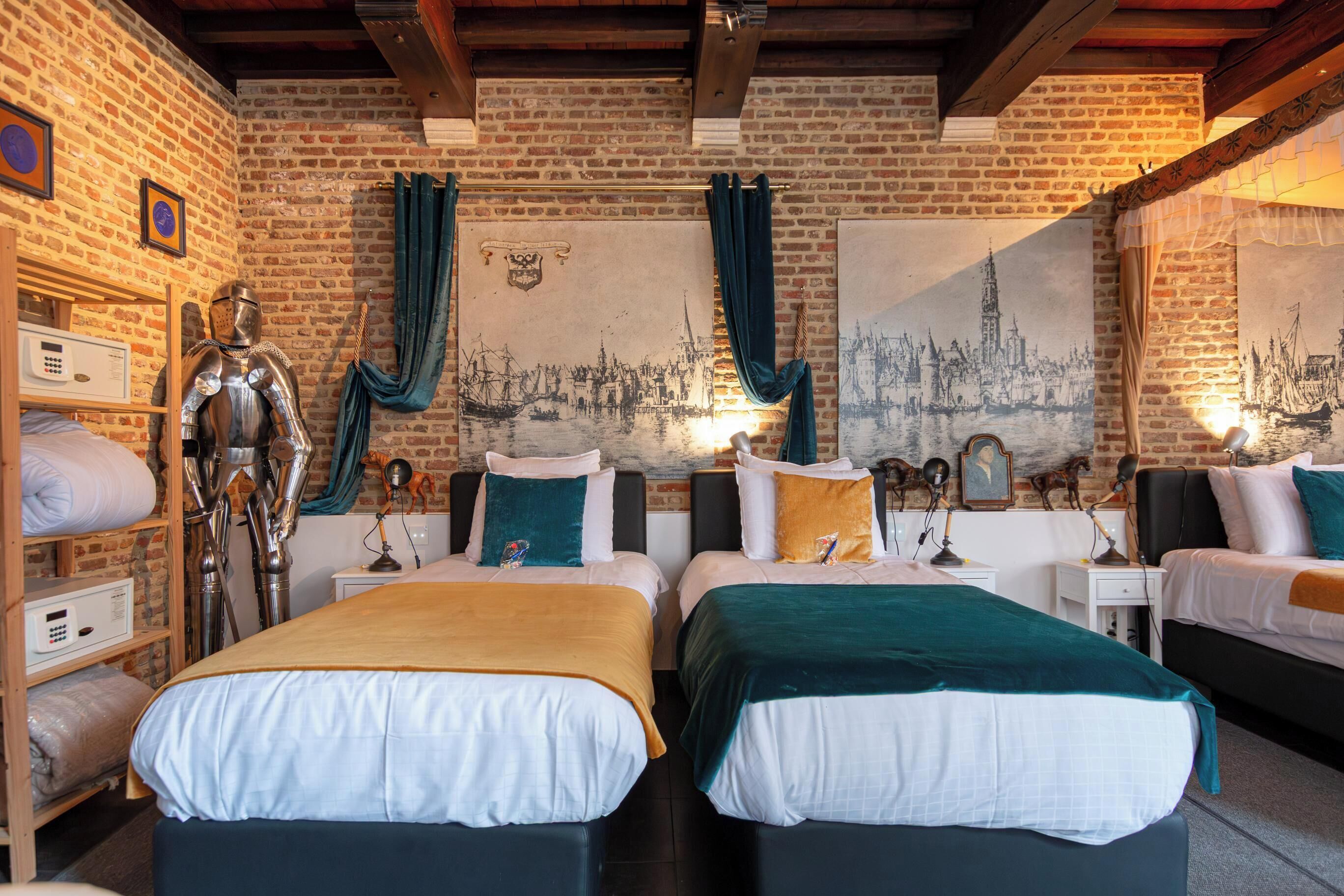 Luxurious Holy Roman Empire Suite | Een minibar, een kluis op de kamer, individueel gedecoreerd