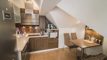 Deluxe Apartment | Private kitchen | Fridge, microwave, oven, stovetop