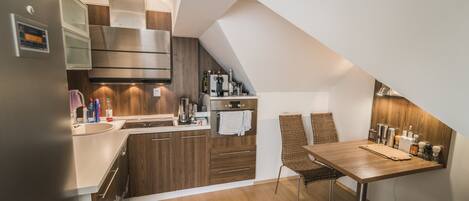Deluxe Apartment | Private kitchen | Fridge, microwave, oven, stovetop
