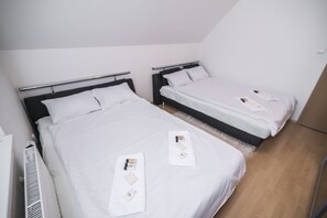 2 habitaciones, escritorio y espacio para trabajar con laptop